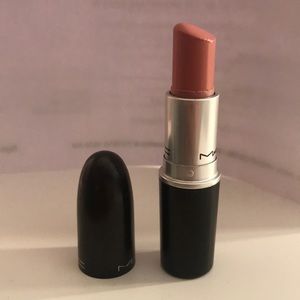 MAC Lipstick in Cremecup
